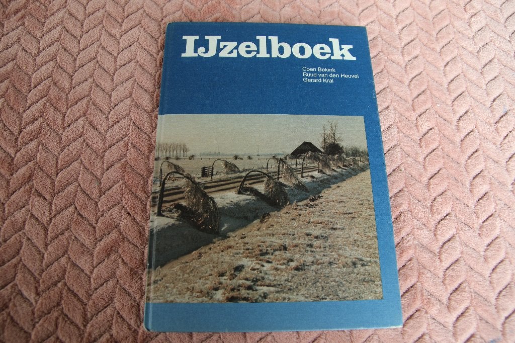 IJzelboek noord nederland, Ophalen of Verzenden, Gelezen
