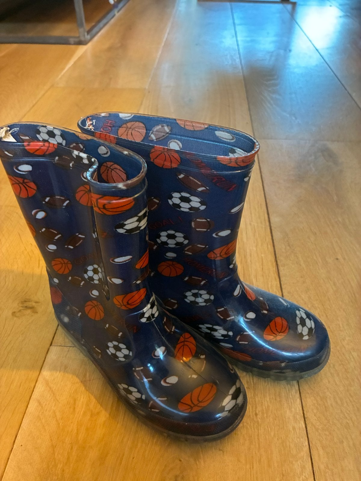 Leuke kinderregenlaarzen met sportprint maat 33, Kinderen en Baby's, Kinderkleding | Schoenen en Sokken, Ophalen, Gebruikt, Jongen of Meisje