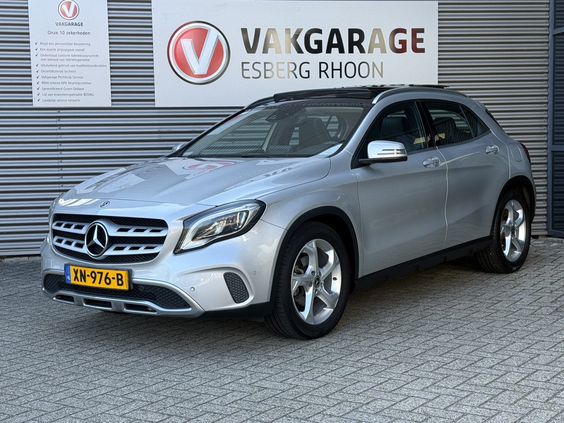Mercedes-Benz GLA 180 Premium AUTOMAAT,NAVI/CAM,PANO, 12 maanden, Gebruikt, 4 cilinders, Leder en Stof