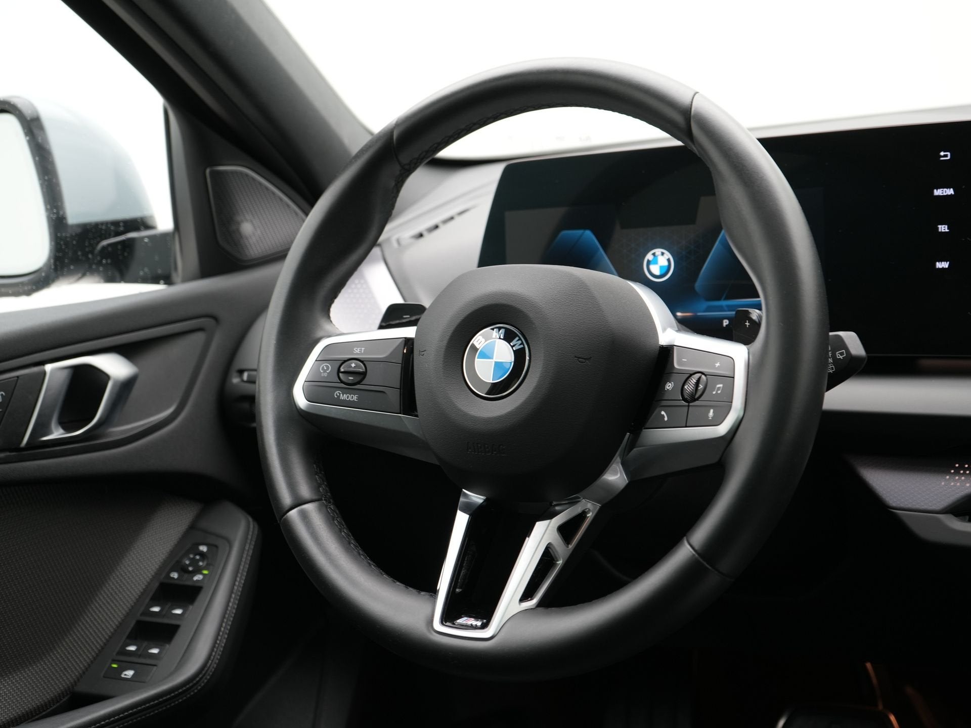 BMW 1 Serie 120 M-Sport | Trekhaak | Panoramadak (bj 2025), Dealer onderhouden, Gebruikt, 156 pk, Met garantie (alle)