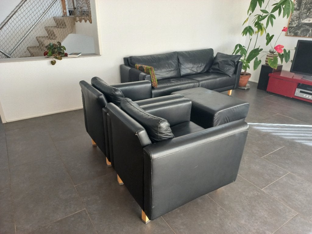 Zwarte leren bankstel met houten pootjes, Ophalen, Gebruikt, Modern klassiek, 75 tot 100 cm
