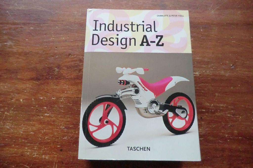 boek - Industrial Design - Charlotte & Peter Fiell, Boeken, Ophalen of Verzenden, Gelezen