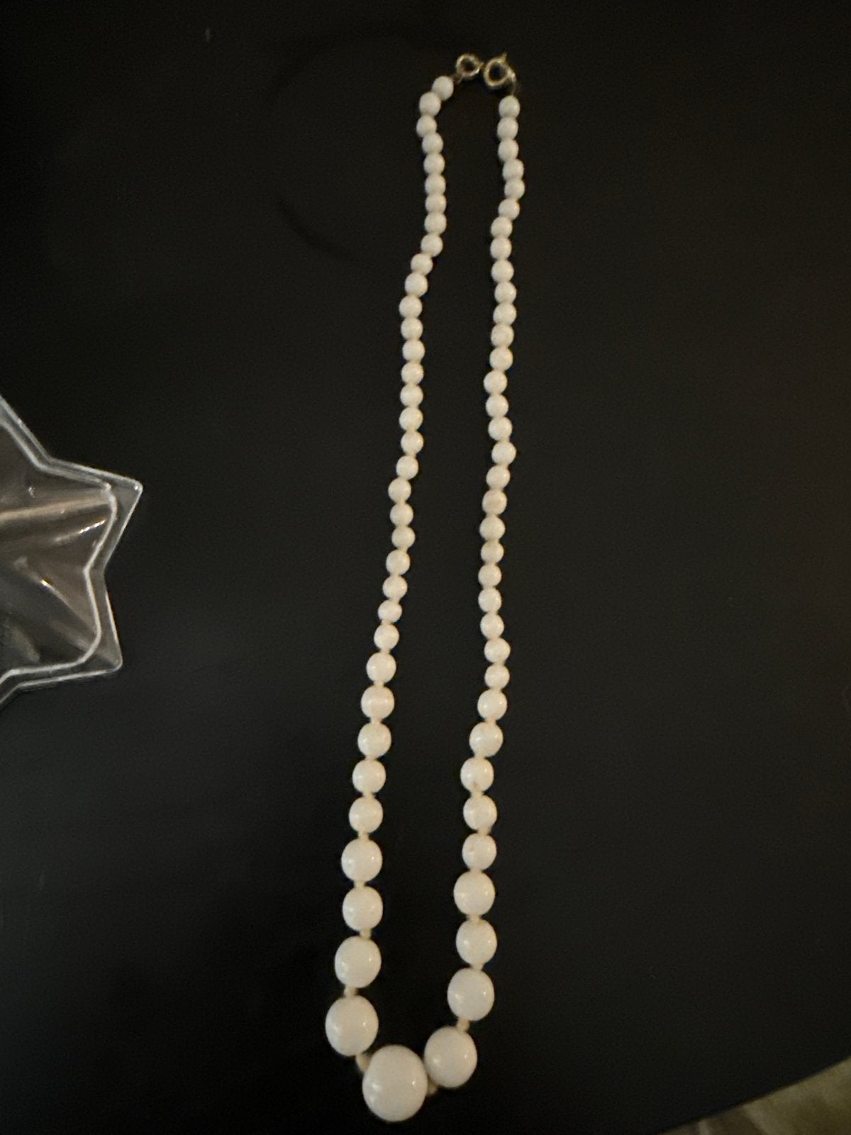Elegante witte kralenketting  met gouden sluiting, Sieraden, Tassen en Uiterlijk, Kettingen, Zo goed als nieuw, Overige materialen