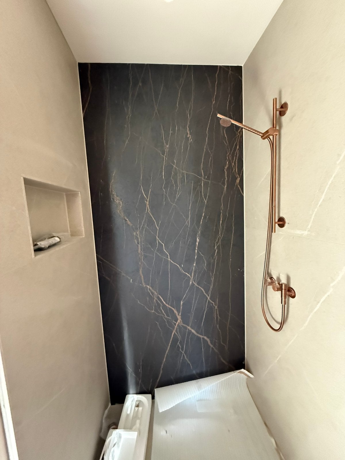 Nieuw 60m2 DEKTON ADIA tegel greige142x142, 8 mm dik, 30 st!, Ophalen, 60 cm of meer, Nieuw, 10 m² of meer