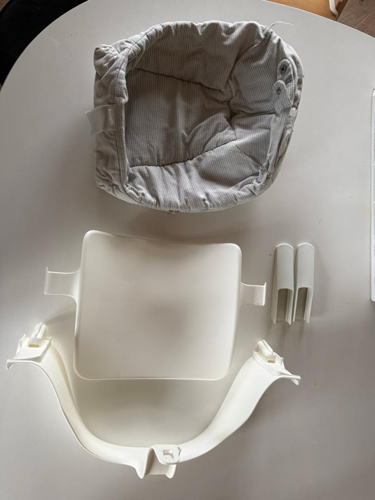 Stokke Tripp Trapp Baby Set - Wit met Grijs Kussen, Kinderen en Baby's, Kinderstoelen, Ophalen of Verzenden, Zo goed als nieuw