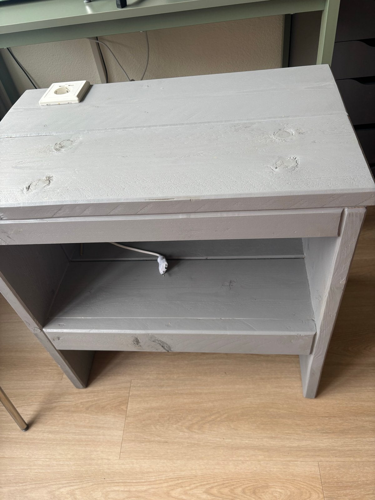 Nachtkastje met stopcontact en USB-poorten, Ophalen, Gebruikt, 55 tot 70 cm, 45 tot 65 cm
