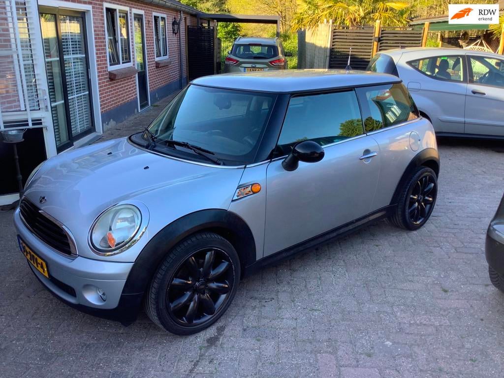 Mini Mini 1.4 One Anniversary Business nieuwe apk tot 4-2027, Voorwielaandrijving, Navigatiesysteem, 4 cilinders, 4 stoelen