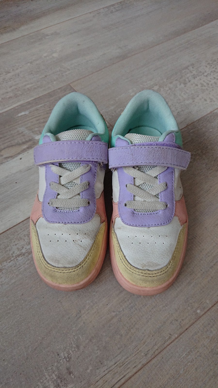 Vrolijke pastel sneakers, maat 32 met lichtjes, Kinderen en Baby's, Kinderkleding | Schoenen en Sokken, Aldi, Gebruikt, Meisje