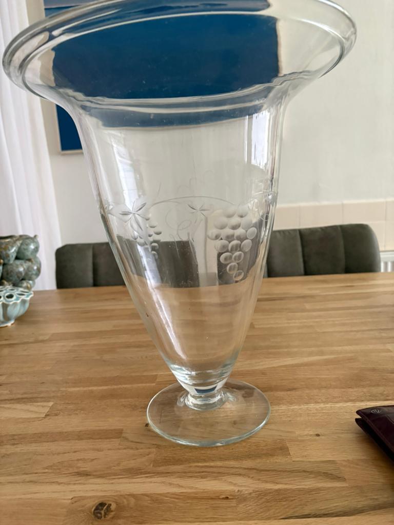 Gave glazen hoge vaas. Ge-etst met grote druiventakken, Ophalen, Overige kleuren, Nieuw, Glas