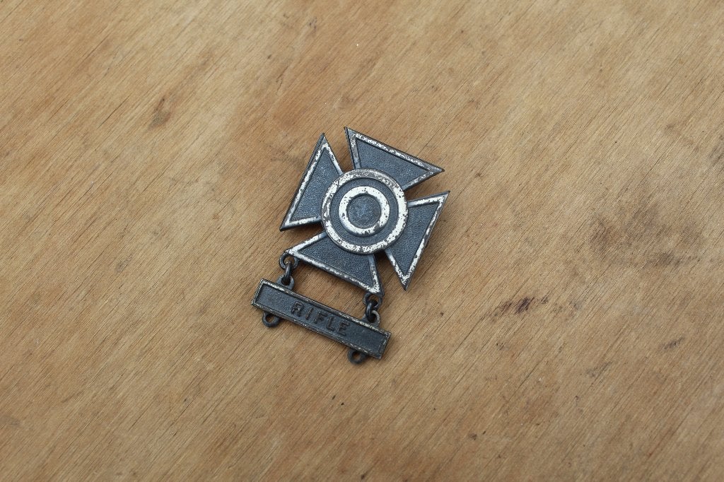 = US Sharpshooter Marksman Badge Met Rifle Bar Amerikaans =, Ophalen of Verzenden, Amerika, Embleem of Badge
