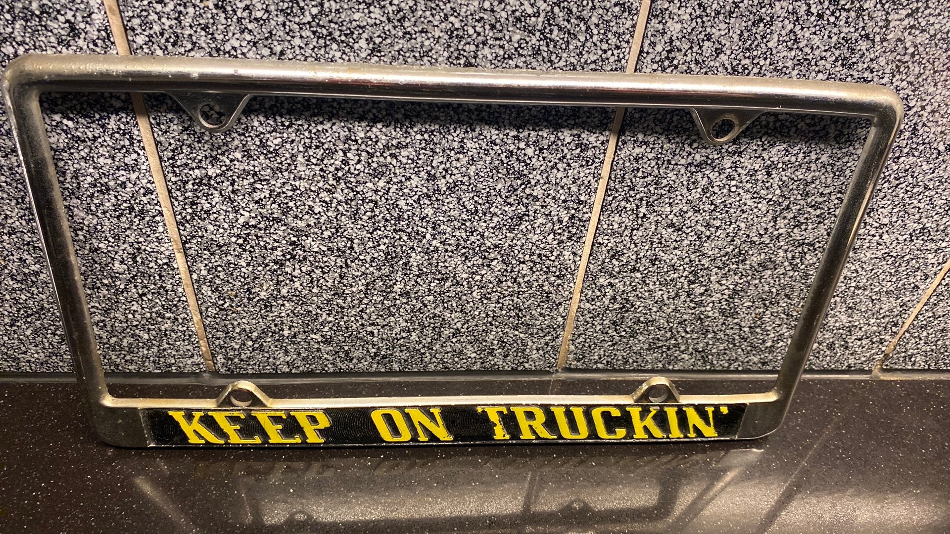 Chromen oude vintage kentekenplaathouder keep on truckin, Auto diversen, Ophalen, Zo goed als nieuw