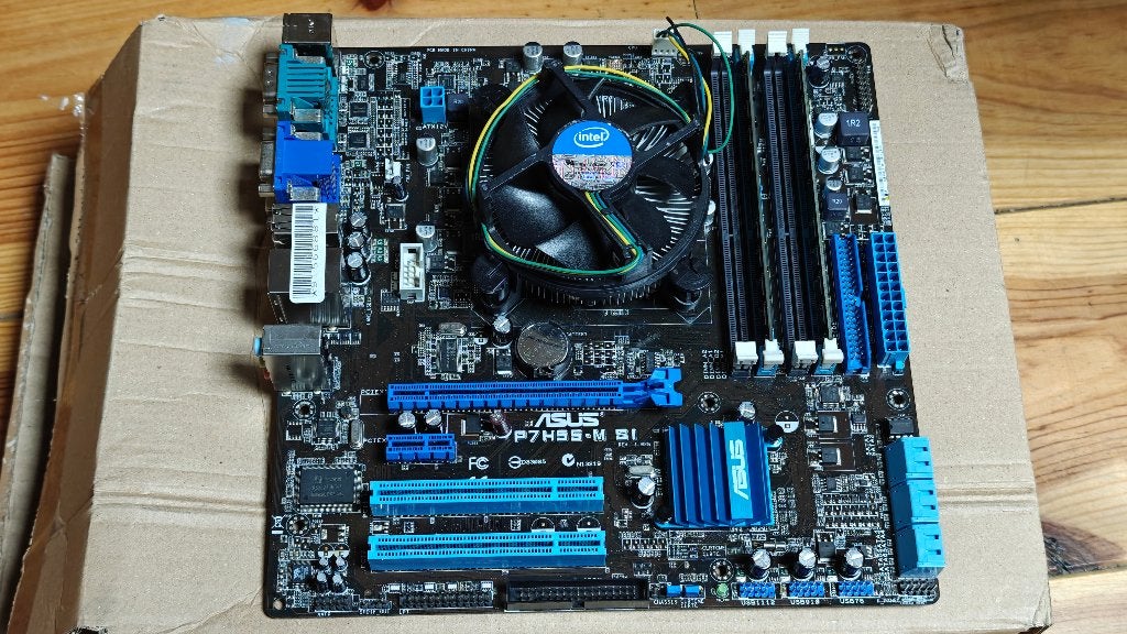Asus LGA1156 Set: H55 Moederbord + Intel CPU + 4GB DDR3, Computers en Software, LGA 1156, Gebruikt, DDR3, Ophalen of Verzenden