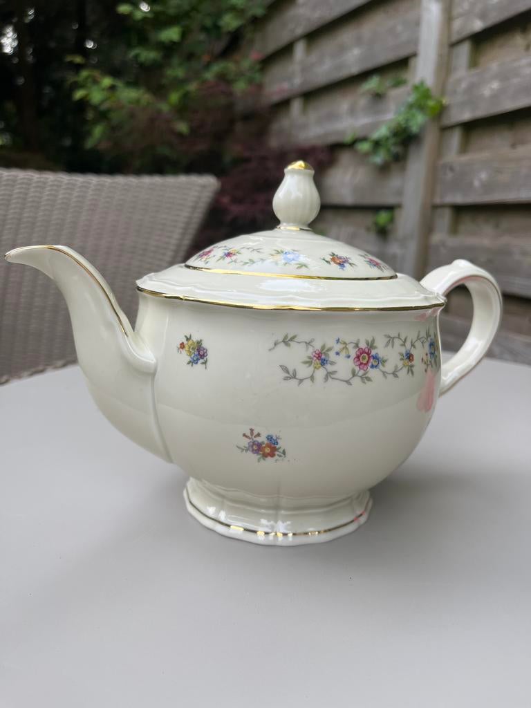 Antieke Bavaria theepot met bloemmotief en gouden accenten, Antiek en Kunst, Ophalen of Verzenden
