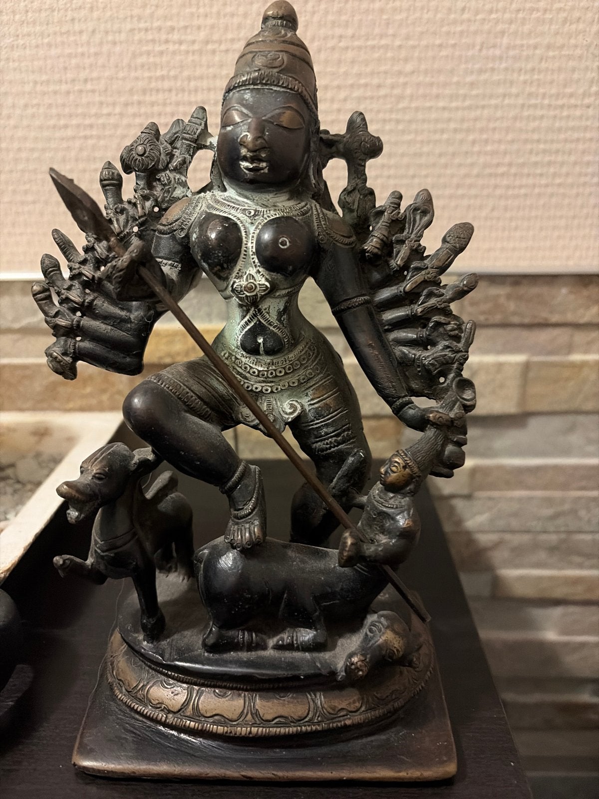 Antiek bronzen beeld van godin Durga, India, Ophalen, 20 - 50 cm, Beeld, Bruin