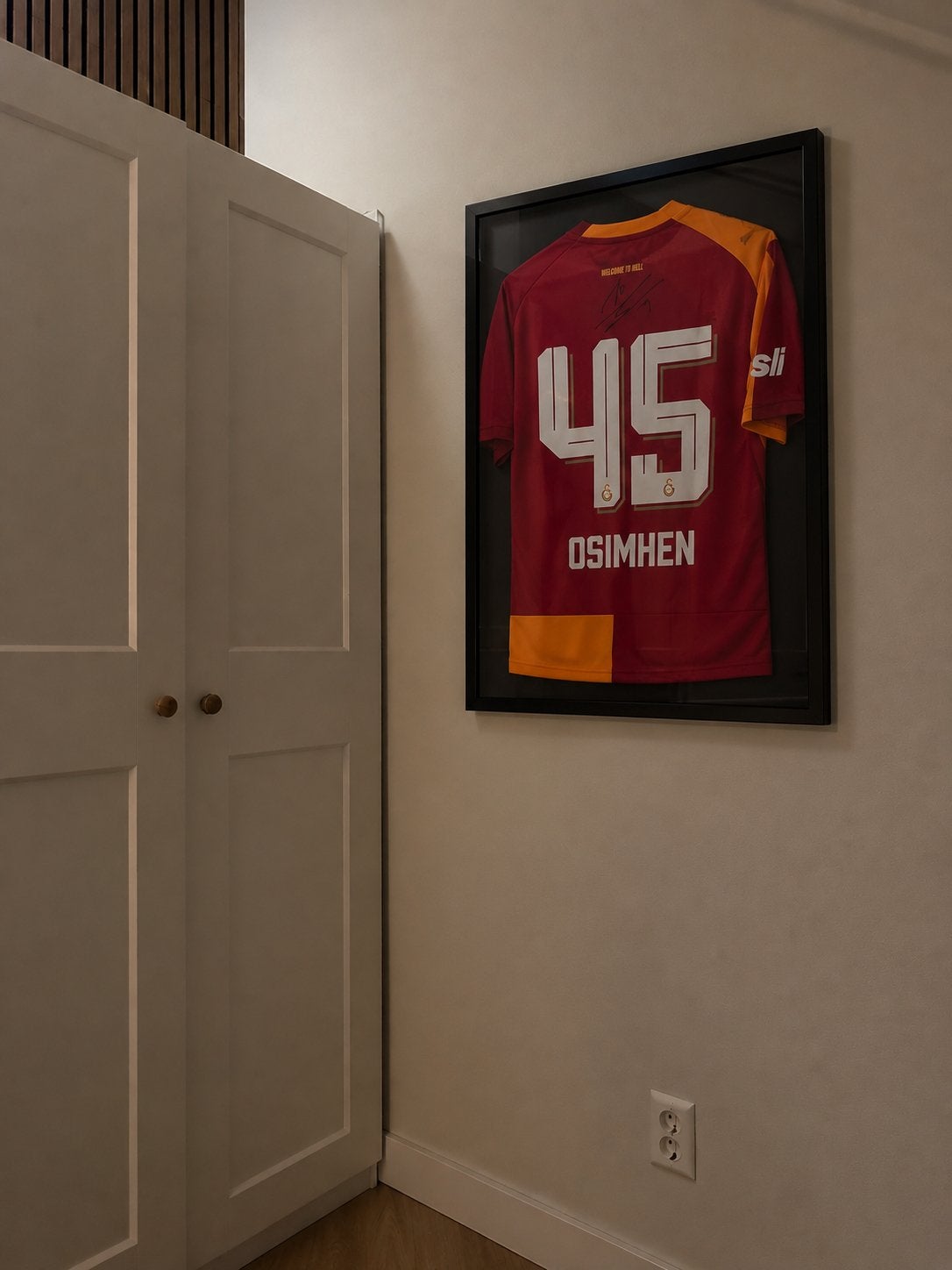 Gesigneerd Galatasaray Osimhen #45 shirt, ingelijst – €660, Ophalen, Nieuw, Maat 52/54 (L), Zwart