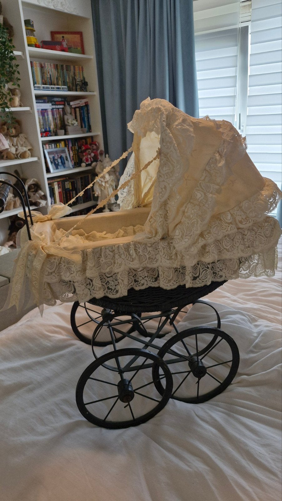 Prachtige oude kinderwagen met fullbody porseleinen babypop, Ophalen of Verzenden
