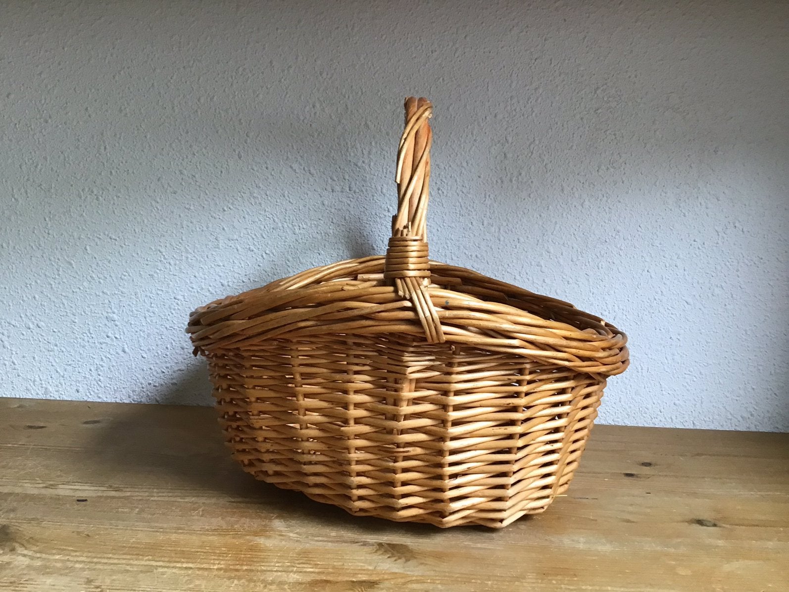 Rieten / rotan mand met hengsel., Ophalen of Verzenden, Zo goed als nieuw, Rond, Riet