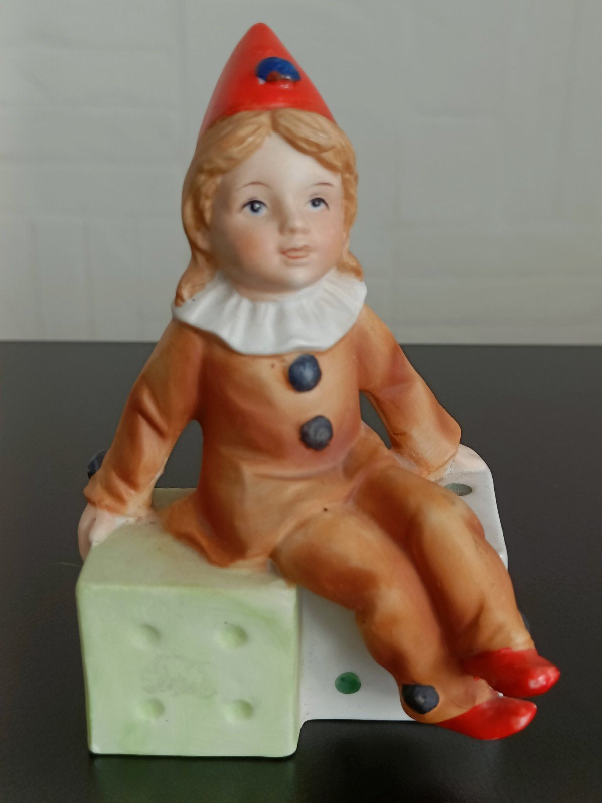 Vintage porseleinen clownmeisje op dobbelstenen., Ophalen of Verzenden, Zo goed als nieuw, Mens