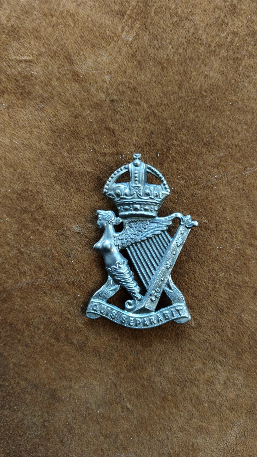 Mooie originele WW2 capbadge Ulster Rifles., Ophalen of Verzenden, Landmacht, Engeland, Embleem of Badge
