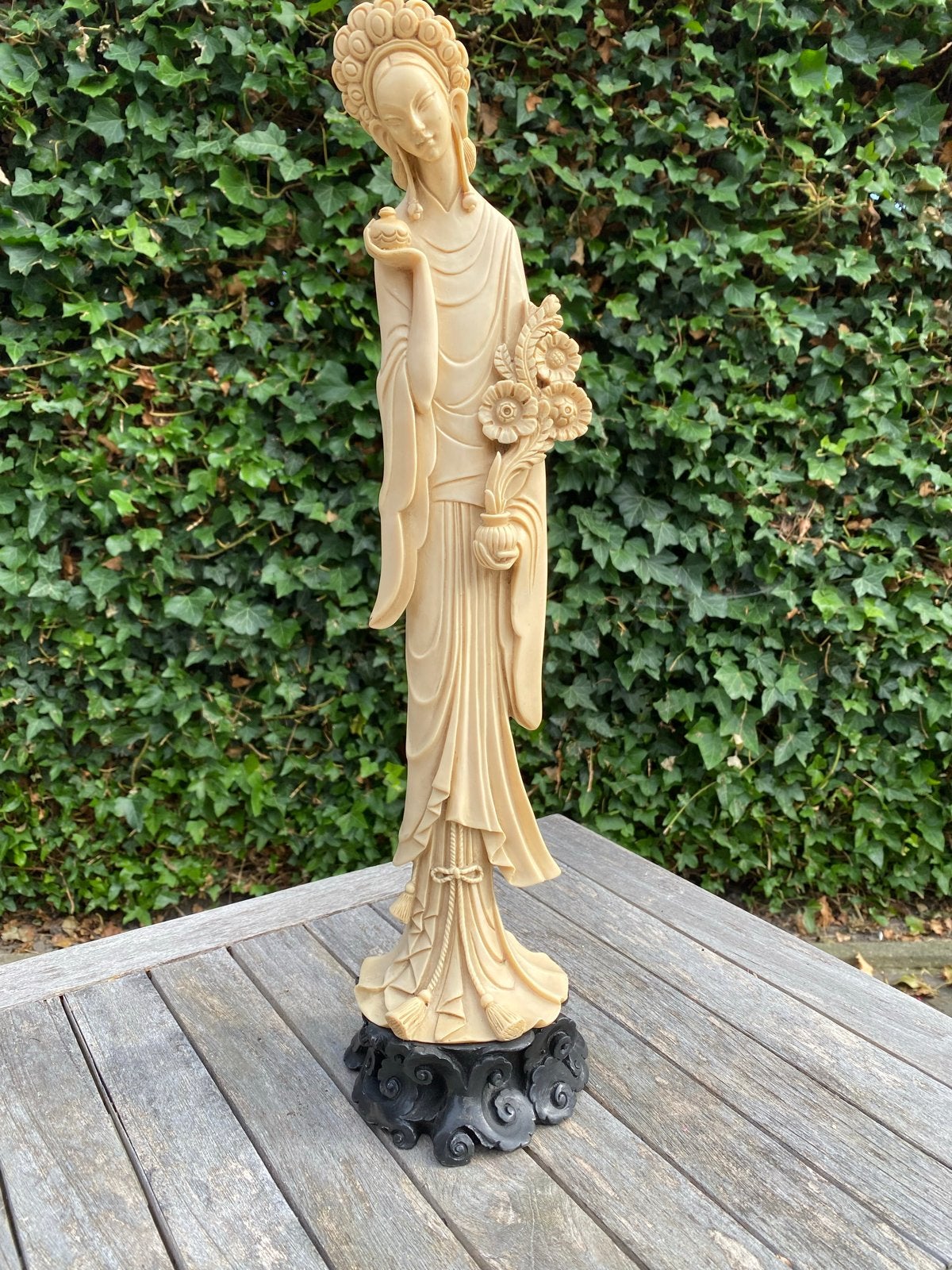 Oosters beeld van vrouw met bloemen, 47 cm, Antiek en Kunst, Ophalen of Verzenden, 20 - 50 cm, Op sokkel, Beeld