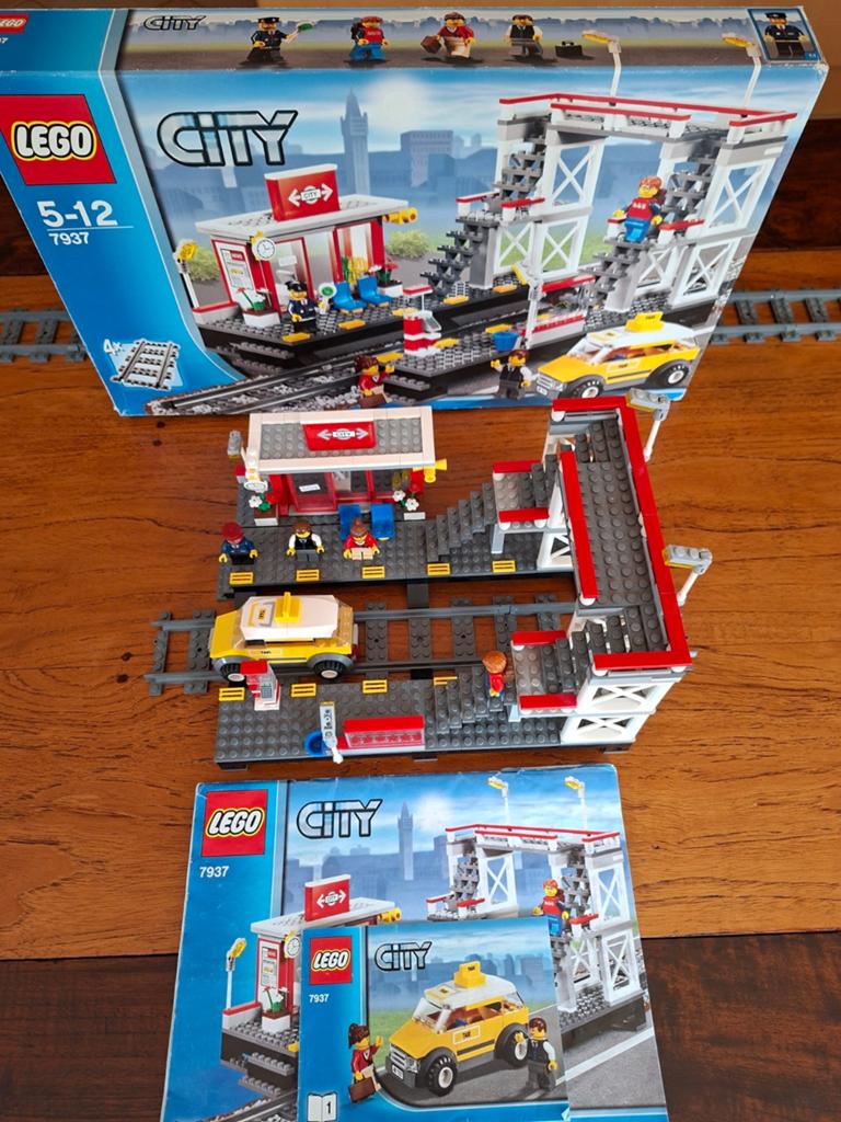 LEGO TREIN 7937 STATION COMPLEET, Lego, Ophalen of Verzenden, Zo goed als nieuw, Compleet