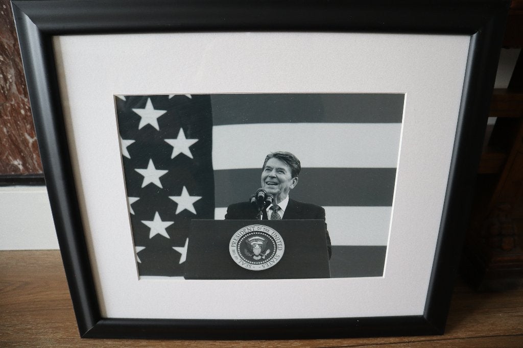 Ronald Reagan (ingelijste zwart/wit foto), Minder dan 50 cm, Ophalen of Verzenden, Zo goed als nieuw, Foto of Poster