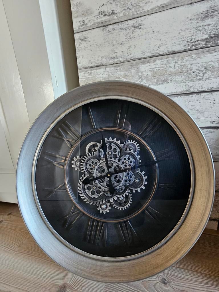 Grote wandklok met zichtbaar uurwerk - industrieel design, Huis en Inrichting, Woonaccessoires | Klokken, Ophalen of Verzenden
