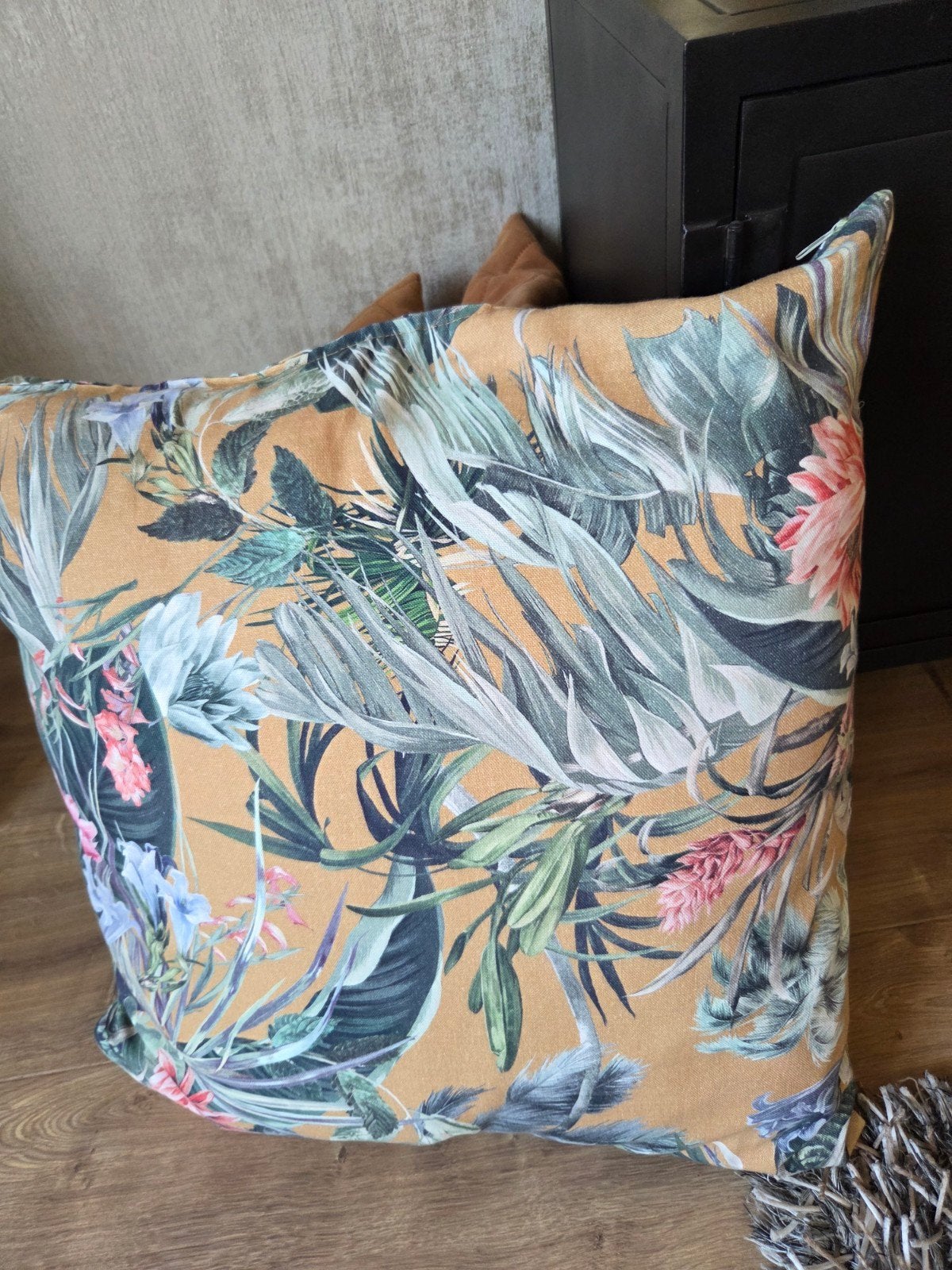 2 sierkussen. 1 effe 1 jungleprint 55 cm, Meerkleurig, Met print, Vierkant, Ophalen of Verzenden