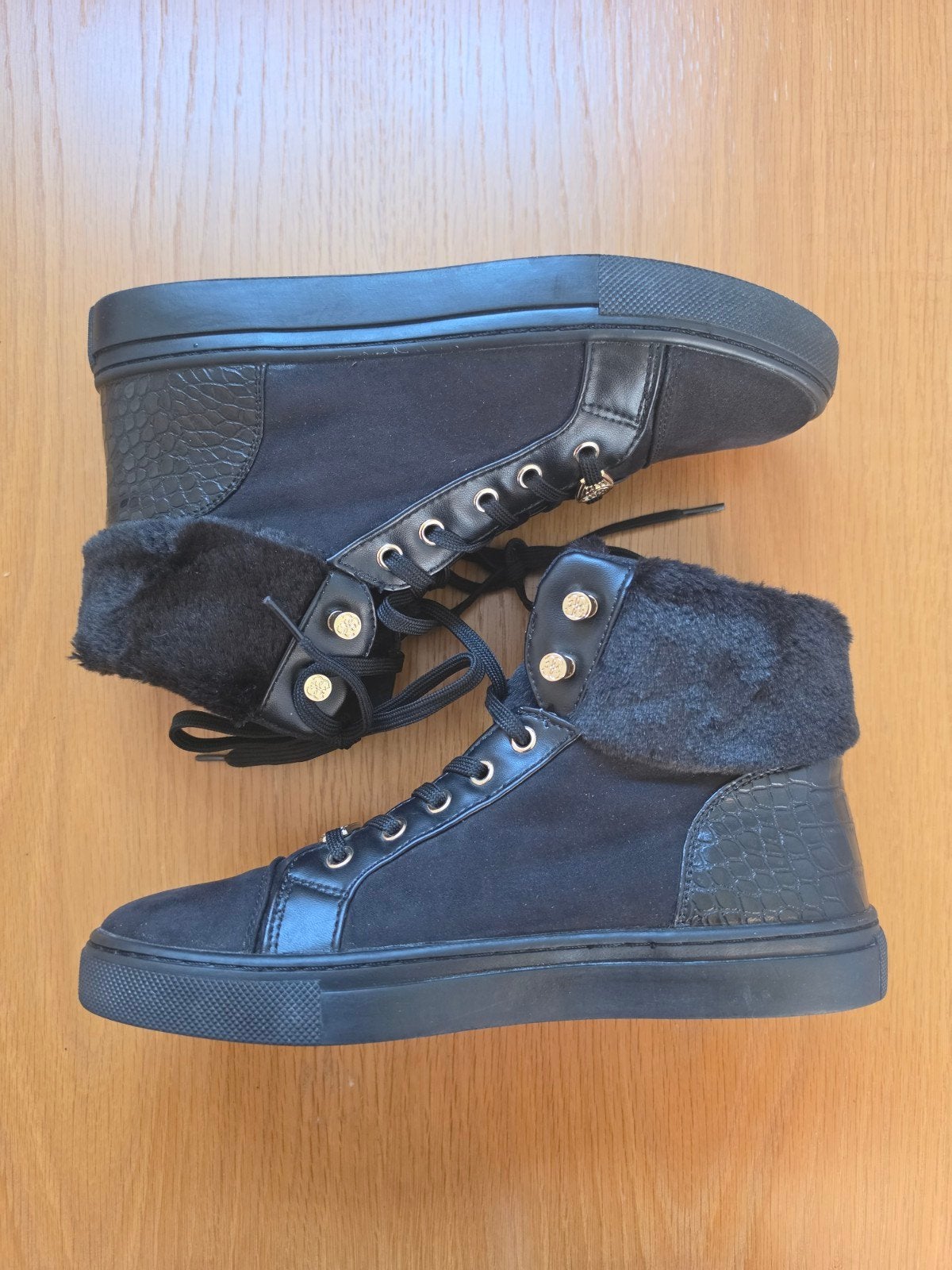Guess Zwarte Sneakers Maat 39 met Gouden Details en Bont, Guess, Zwart, Ophalen of Verzenden, Sneakers of Gympen