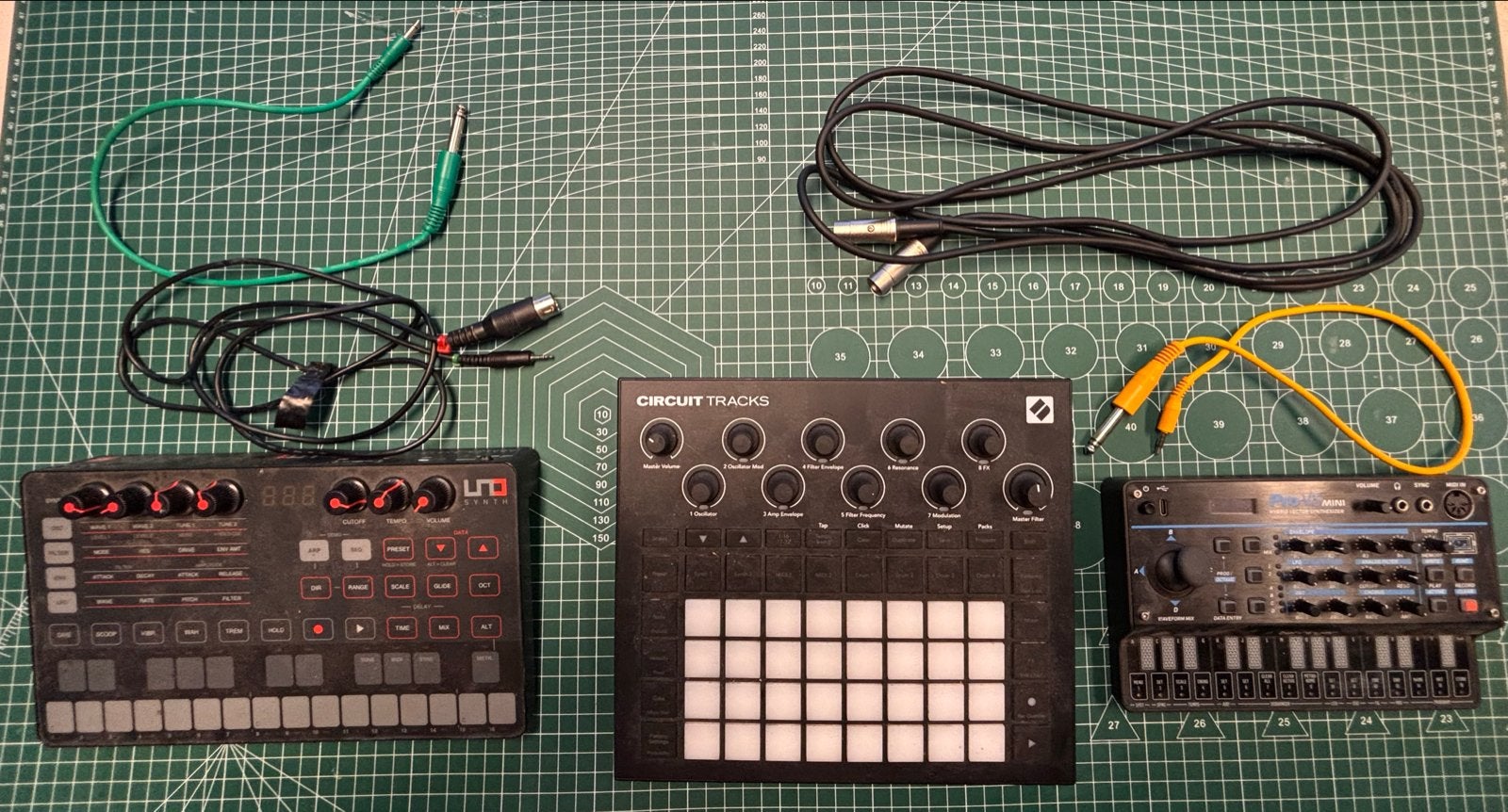 Novation Circuit Tracks, IK UNO, Beringer proVS mini, Gebruikt, Novation, Met midi-aansluiting, Overige aantallen