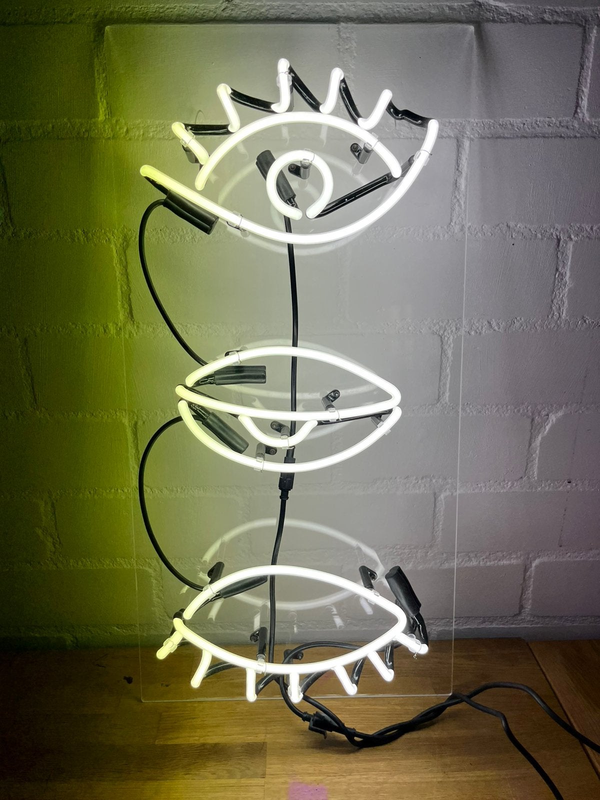 Neon lamp met ogen op acrylplaat 33x 66 met ophang, Ophalen, Zo goed als nieuw