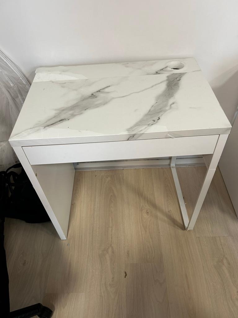 Witte bureau gratis, Huis en Inrichting, Bureaus, Ophalen, Gebruikt, Met lades, Spaanplaat of MDF