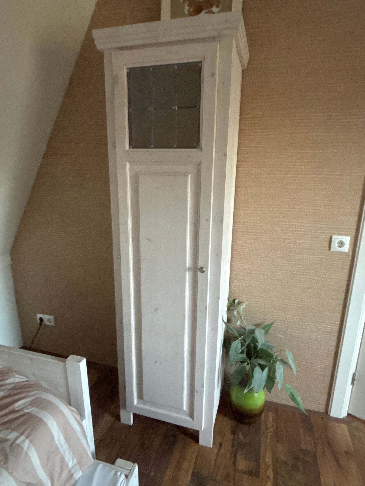 Smalle witte kast met glas in lood deur en planken, Huis en Inrichting, Kasten | Boekenkasten, Gebruikt, 150 tot 200 cm, 25 tot 50 cm