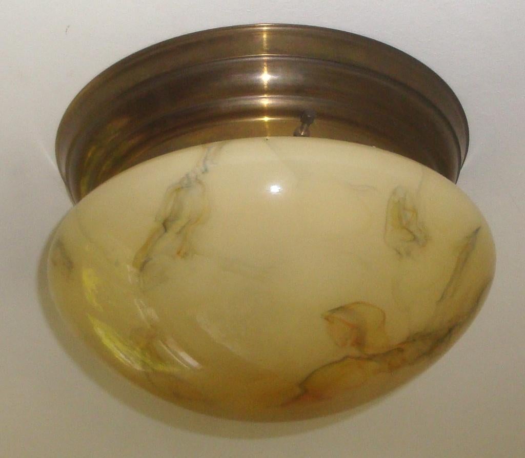 Menhir (afgeplat) lamp, plafonnière, gemarmerd glas, messing, Antiek en Kunst, Antiek | Lampen, Ophalen of Verzenden