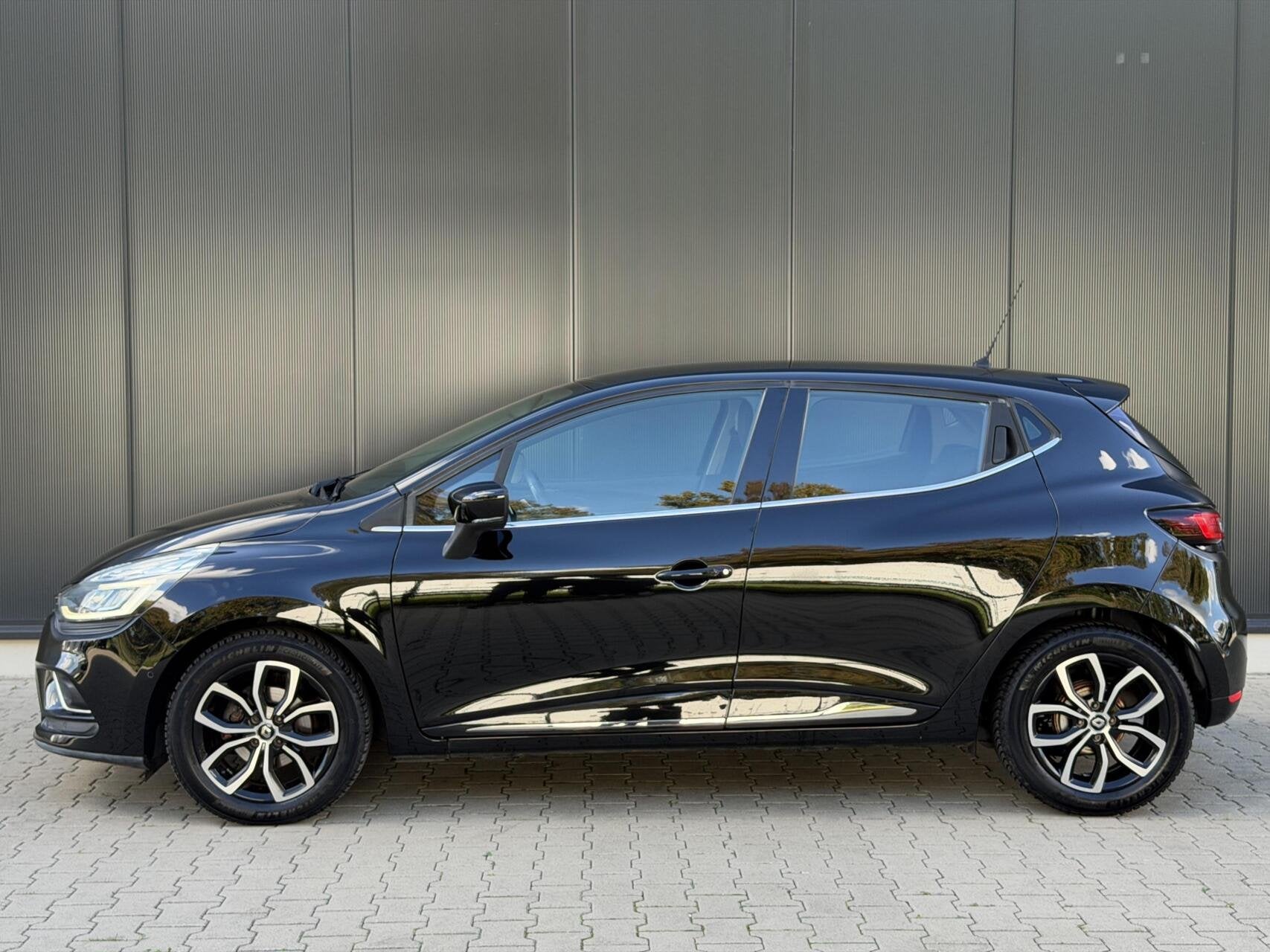Renault Clio 0.9 TCe Intens 1e EigCamera PDC CarPlay Cruise, Voorwielaandrijving, 898 cc, Gebruikt, Met garantie (alle)