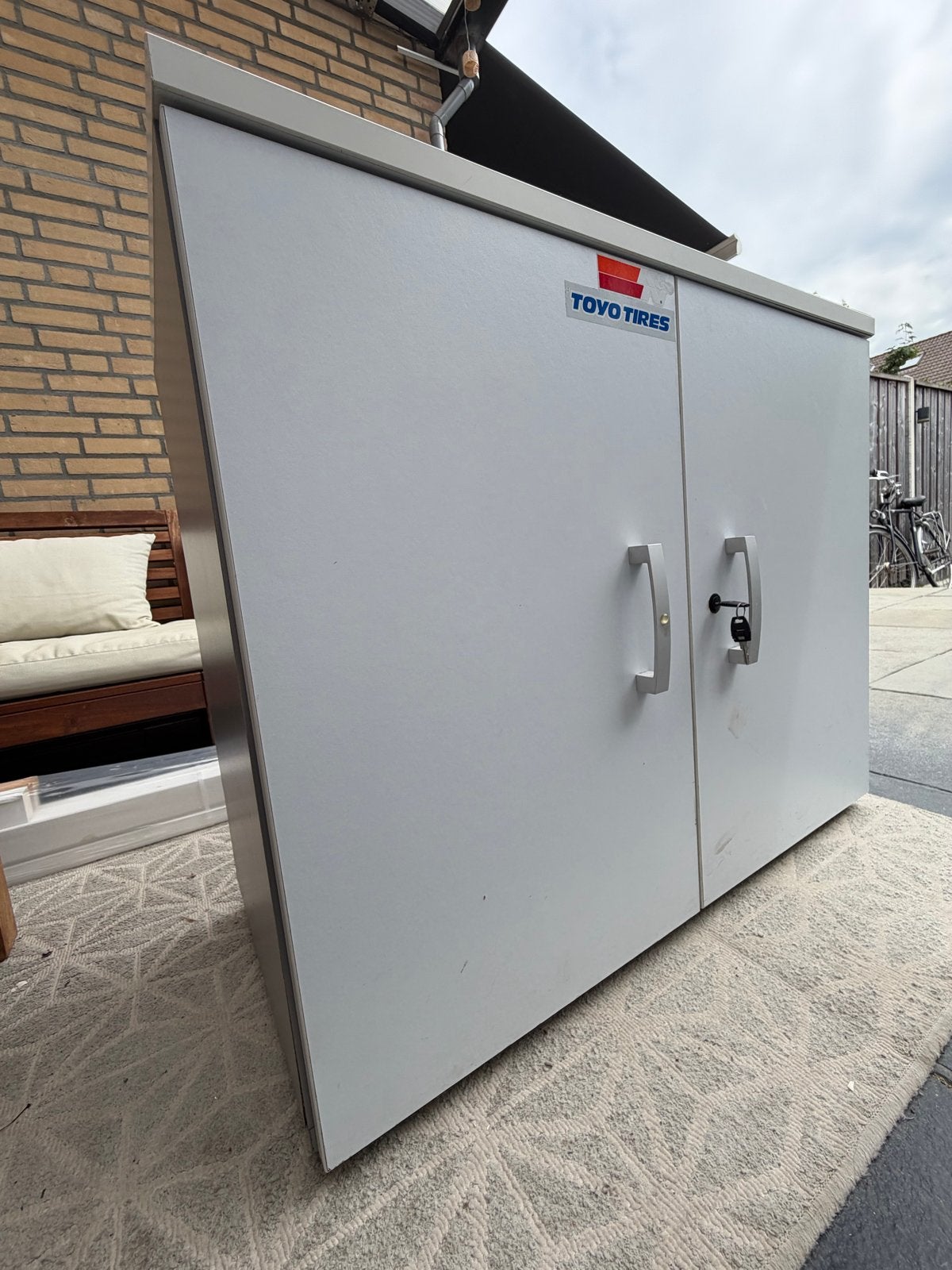 Robuuste kast met deurtjes en slot, Ophalen, Gebruikt