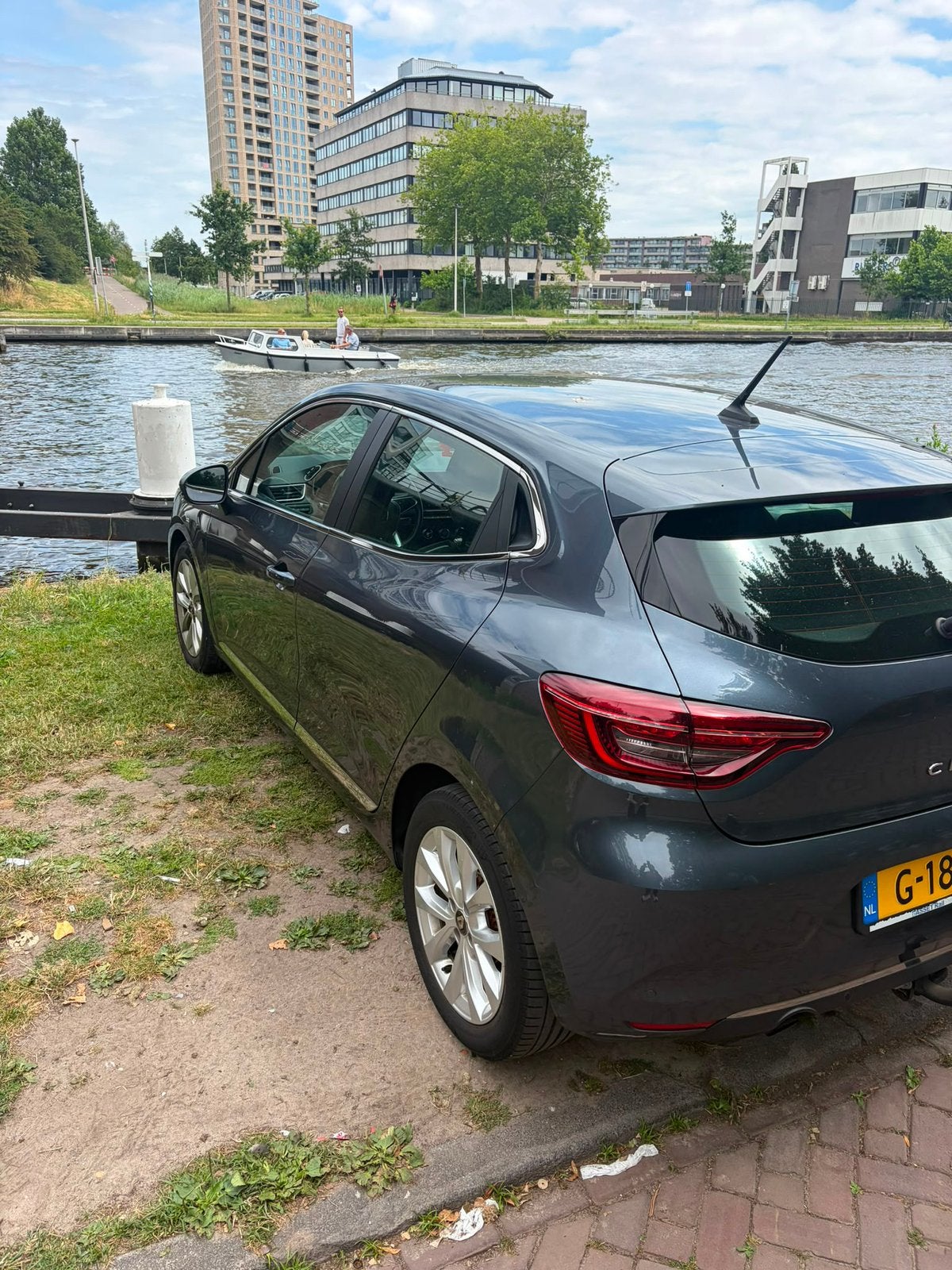 Renault Clio 1.0 TCe 100pk Grijs/Donkerblauw, Auto's, Renault, Voorwielaandrijving, Zwart, 580 kg, 49 €/maand