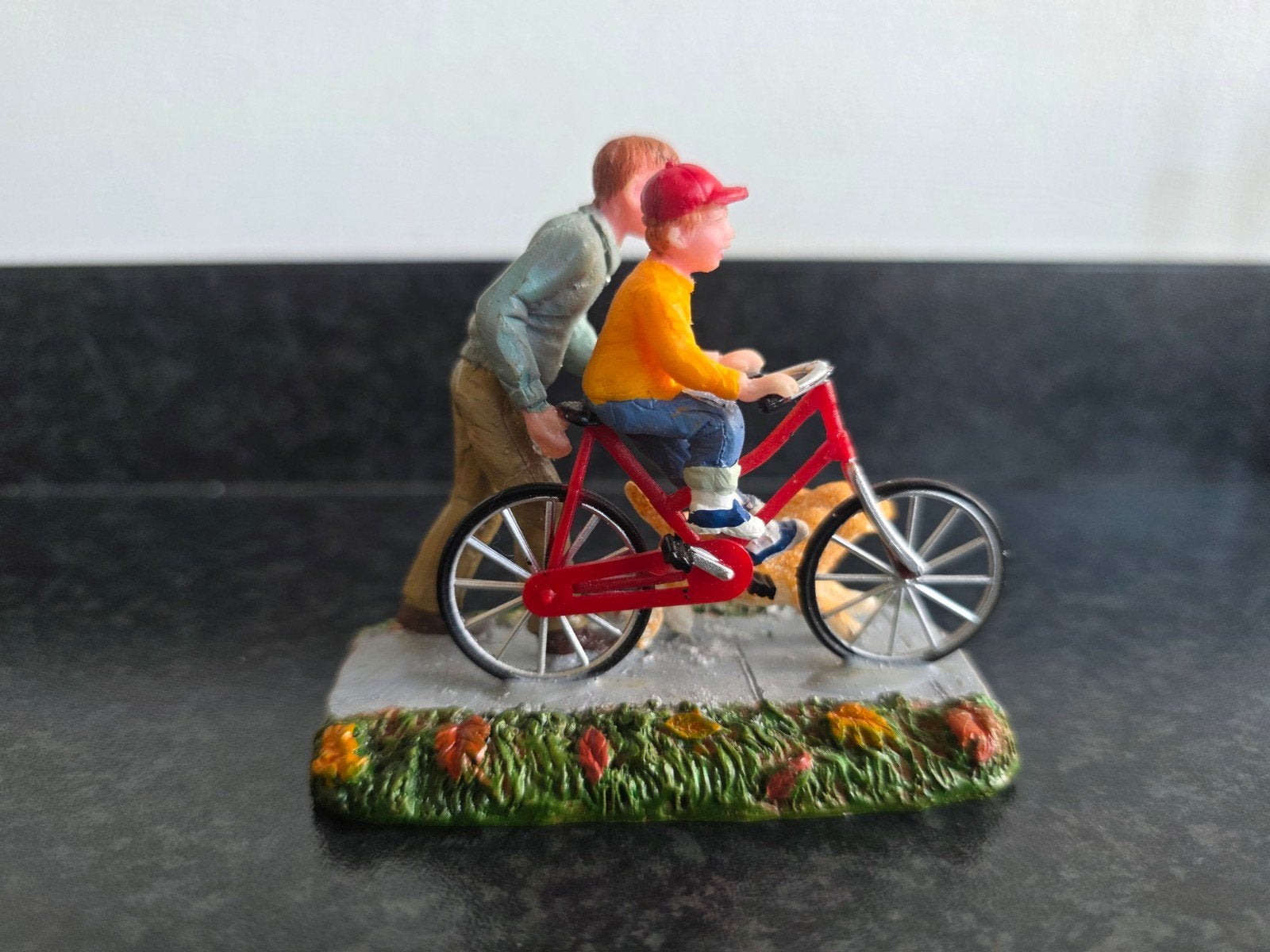 Lemax Learning how to ride Retired kerstdorp figuur fiets, Diversen, Ophalen, Zo goed als nieuw