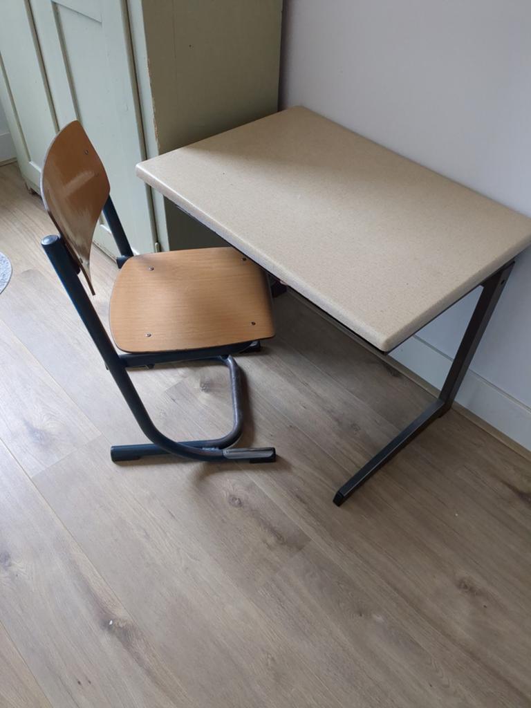 Stevig schoolbureau met stoel, Ophalen, Gebruikt, Tafel(s) en Stoel(en)