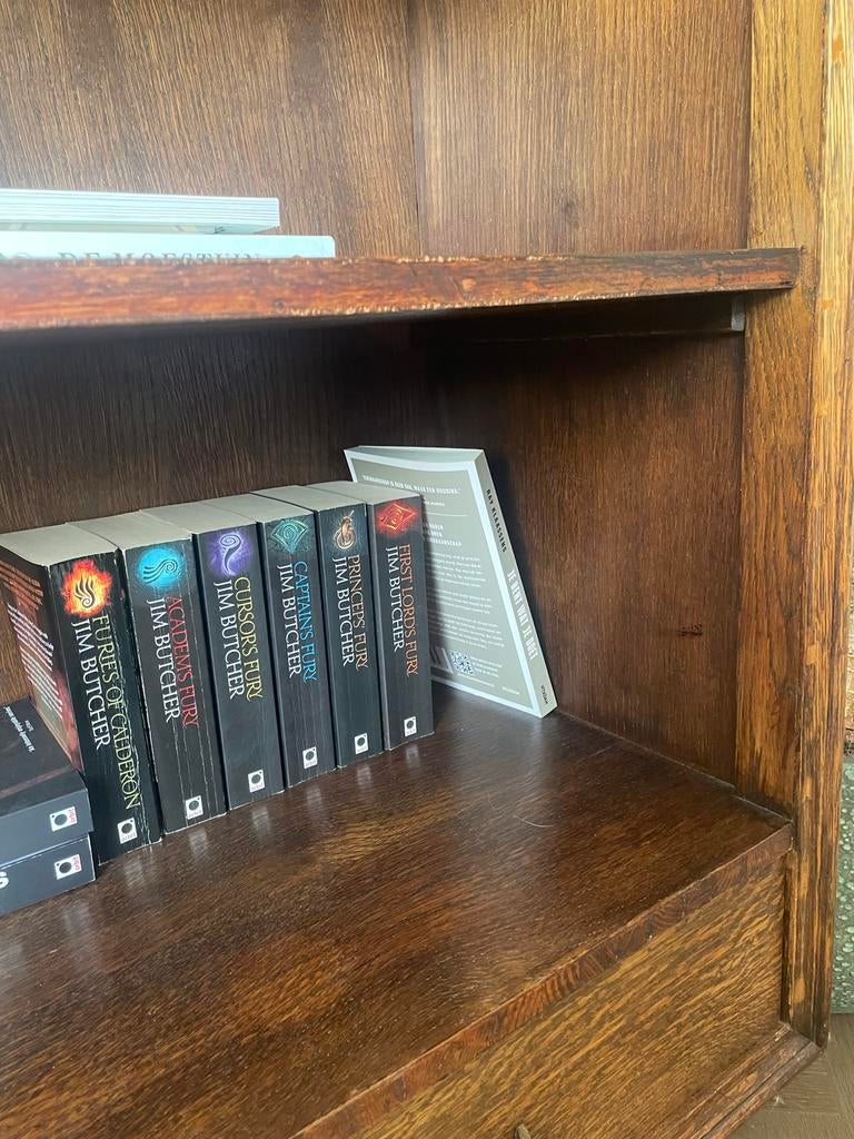 Vintage Boekenkast met Messing Greepjes en Schuine Pootjes, Ophalen, Met plank(en), Gebruikt, 100 tot 150 cm