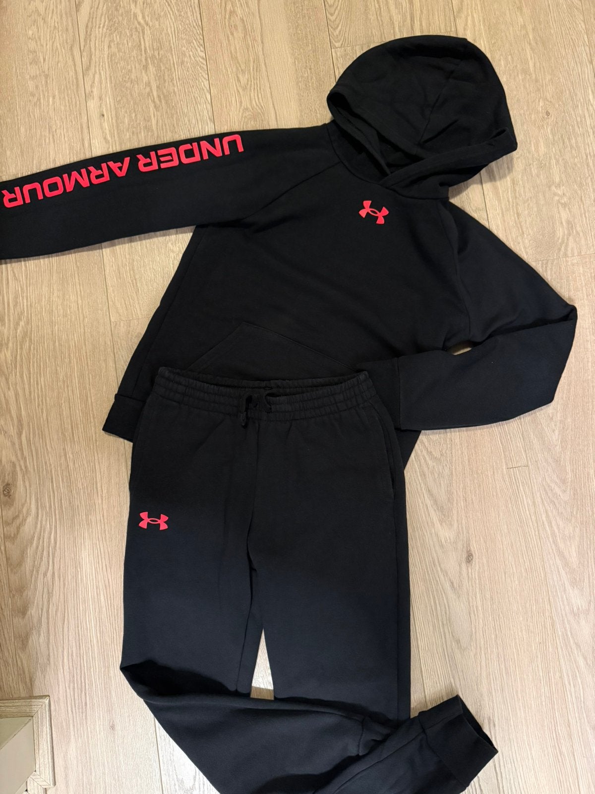 Under Armour trainingspak maat M/137-149cm, Ophalen, Zo goed als nieuw, Jongen, Setje