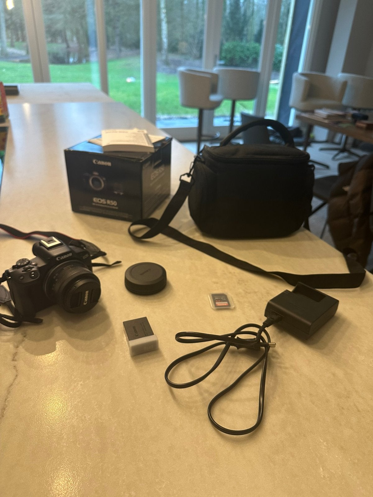 Canon EOS R50 + 18-45mm lens | Complete set + tas & 64GB SD, Audio, Tv en Foto, Fotocamera's Digitaal, Ophalen of Verzenden, Zo goed als nieuw