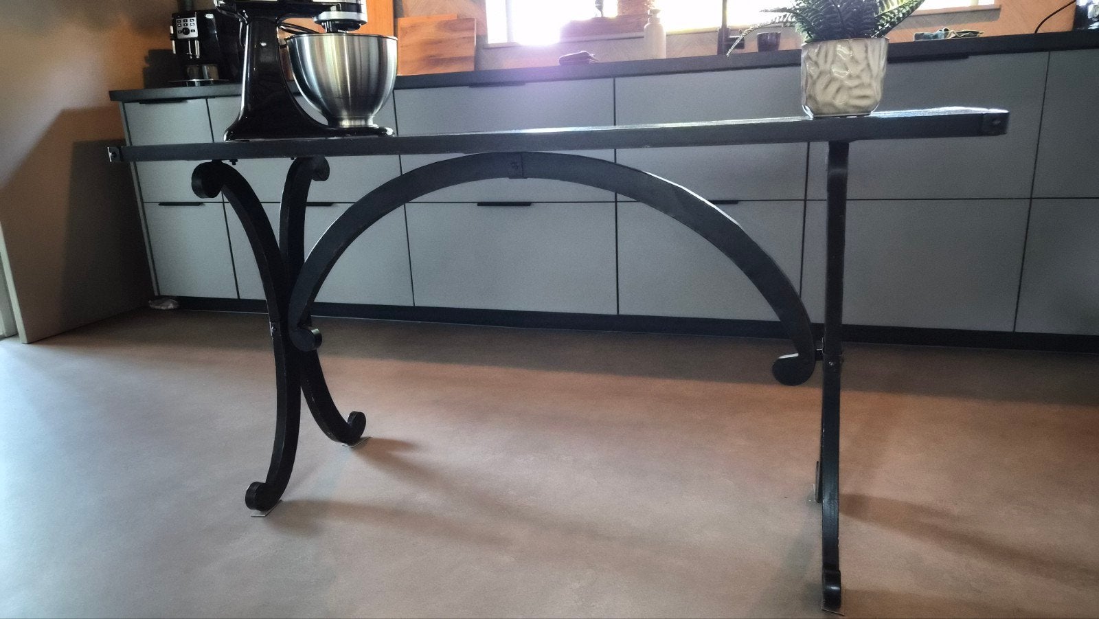 stalen zwarte sidetable, Ophalen, 100 tot 150 cm, Zo goed als nieuw, Metaal