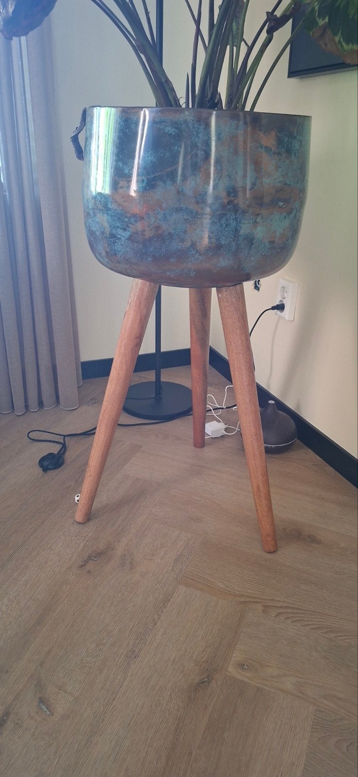 Stijlvolle bloempot op houten poten - Koperlook, Rond, Binnen, Zo goed als nieuw, Metaal