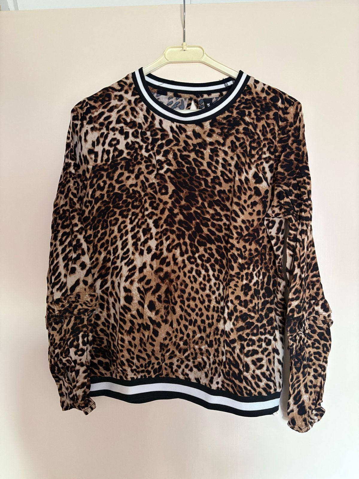 Leopardprint blouse met lange mouwen en gestreepte boorden, Ophalen of Verzenden, Zo goed als nieuw, Maat 38/40 (M), Bruin