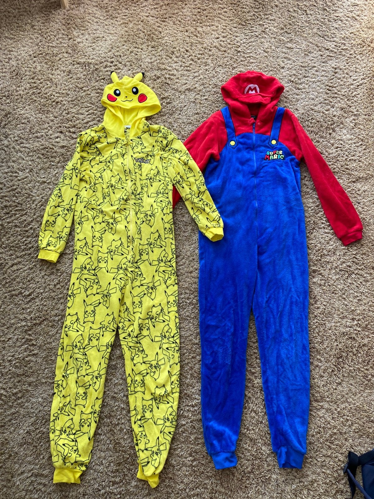 Pokémon & Super Mario onesies – 12 t/m 15 jaar, Kinderen en Baby's, Carnavalskleding en Verkleedspullen, Ophalen, Zo goed als nieuw