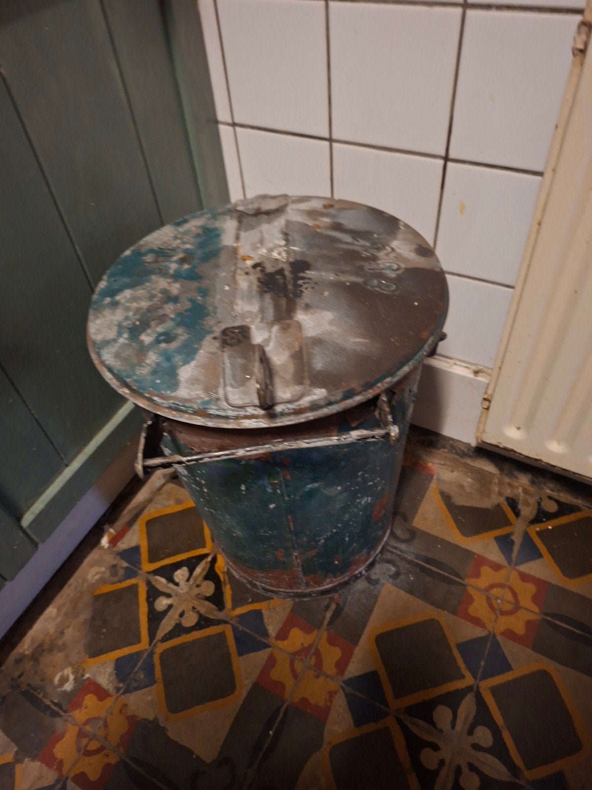 Oude metalen vuilnisemmer met deksel - Gorinchem, Huis en Inrichting, Vintage, Gebruikt, Meerkleurig, Ophalen of Verzenden