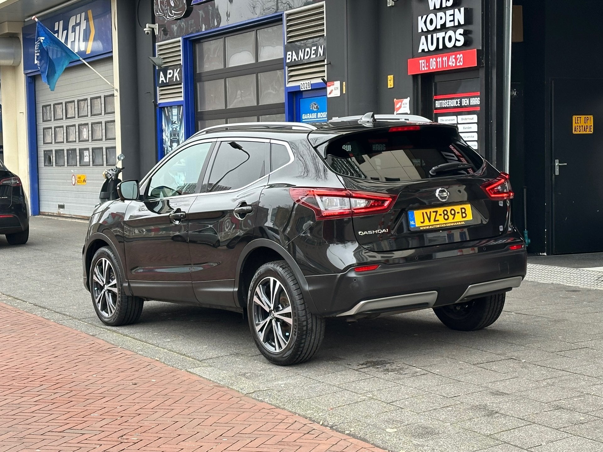 Nissan Qashqai 1.3 DIG-T Design Edition Aut Navi 360 Camera, Auto's, Stof, Gebruikt, Euro 6, Zwart