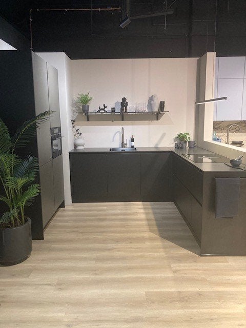 showroomkeuken hoek zwart hout nerf / taupe hoge kasten, Huis en Inrichting, Keuken | Complete keukens, Ophalen, Overige materialen
