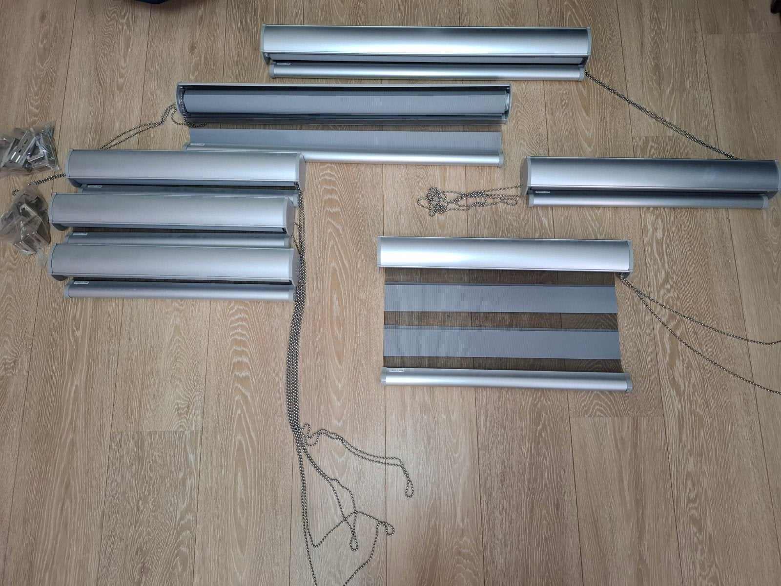 Veneta duo rolgordijnen grijs/zilver met montageonderdelen, Ophalen of Verzenden, Zo goed als nieuw, Grijs, Metaal